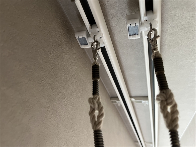 吹き抜けに手動カーテンレールでバトンタッセル