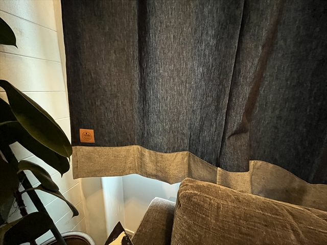 吹き抜けに紐引きカーテンレールでデニムカーテン