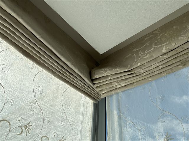 タワーマンションの大開口コーナー窓にツインシェードを施工