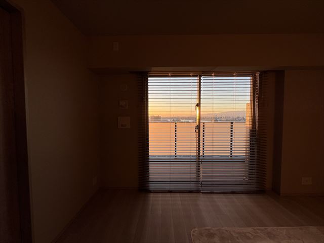 タワーマンションに木製ブラインドを施工｜トーソー「ベネウッド50」スマートグリップ(自動降下)